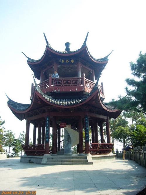 12:32在凤凰亭会合后,从南侧的土路下山,此路没有走过.