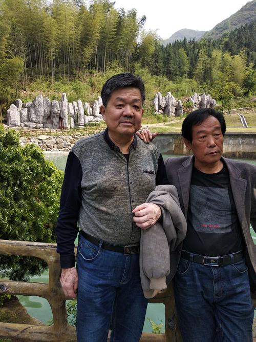 科老大和丁老三在景区合影.