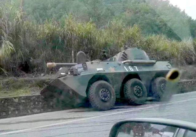 中国战车掉沟里了,为什么装甲车这么难开?全因为要保命