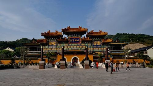 普陀山上气势宏大的寳陀讲寺
