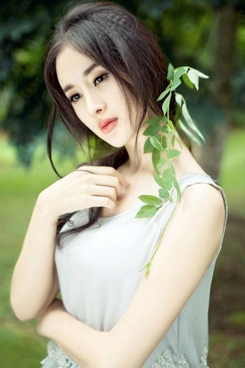 来自森林里的氧气女孩巧笑倩兮的姣好容颜清新动人写真图片_美女写真
