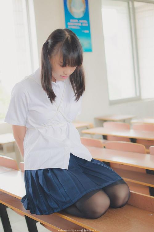 束缚少女