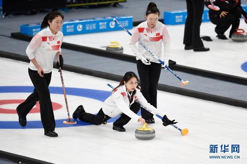 4月6日,运动员在冰壶项目测试活动中.