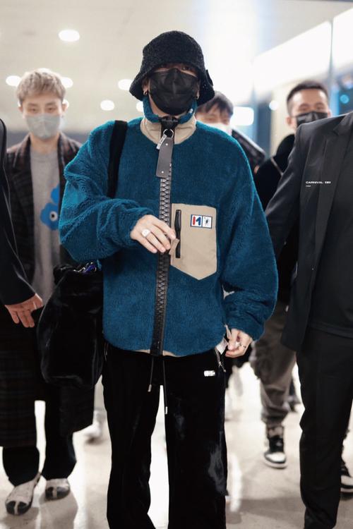王嘉尔210320机场私服,羊羔绒设计外套搭配渔夫帽,简单低调自带光环