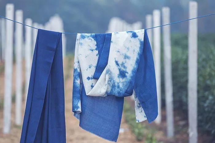 用蓝染染制出的衣物上身,和你一起生长生息,草木染取法自然,正如岁月