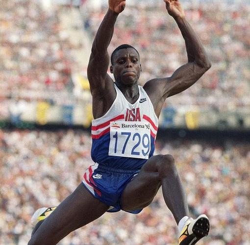 要说其中人气最高的两位,无疑是短跑,跳远之王卡尔刘易斯与世界第一