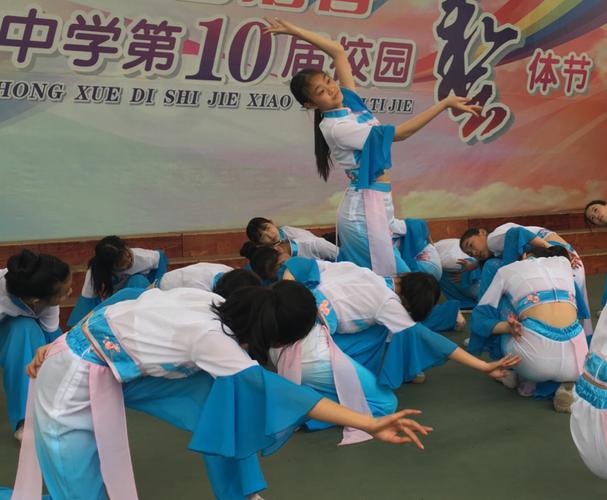 渌江中学舞蹈队惊艳亮相桃花节开幕式