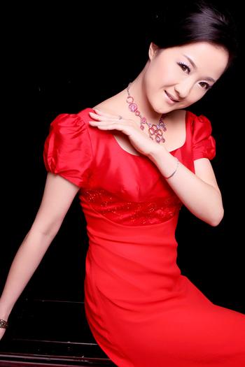 毕业后以突出的专业,考入上海歌剧院担任女高音