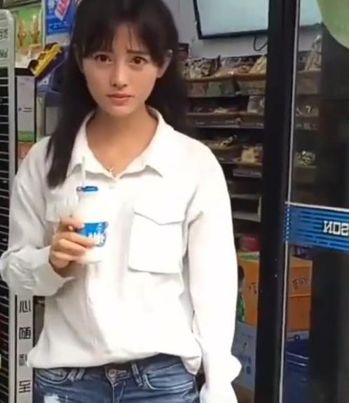 鞠婧祎早期旧照曝光,素颜出街颜值依旧出众,难怪被称三千年美女
