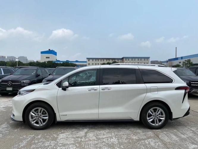 2021款全新丰田塞纳能显示出整车的动感