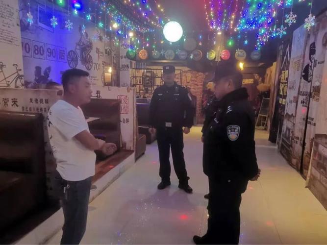 威远镇派出所强化夜间巡逻防控提升群众安全感