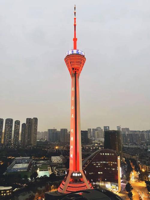 纷纷亮灯环球中心,金融城双子塔等多个地标建筑成都天府广场,天府熊猫