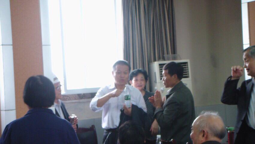 李正培绘声绘色说分明,迎来鼓掌和笑声.