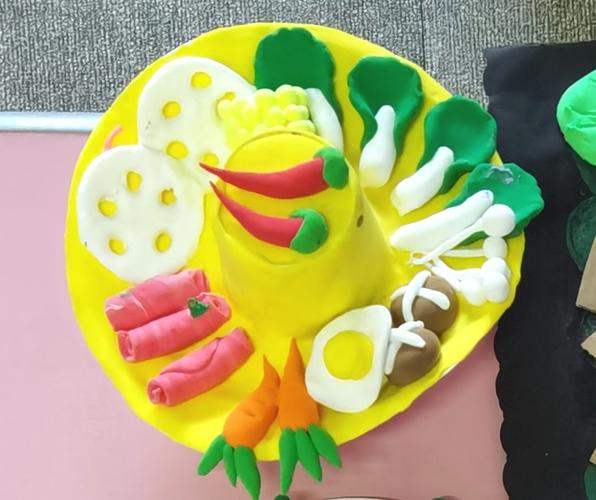 作品介绍: 美味的火锅 各种新鲜的蔬菜 快来制作我们的火锅大餐吧