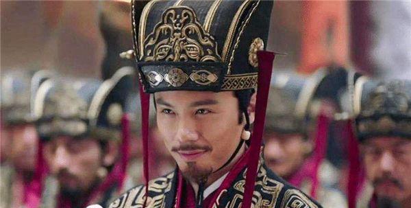 父亲被张飞斩杀母亲被曹操霸占他长大成一代名将名字耳熟