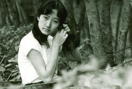 今天(7月2日),知名博主南唐遗少在其博客曝光一组成方圆年轻时的照片