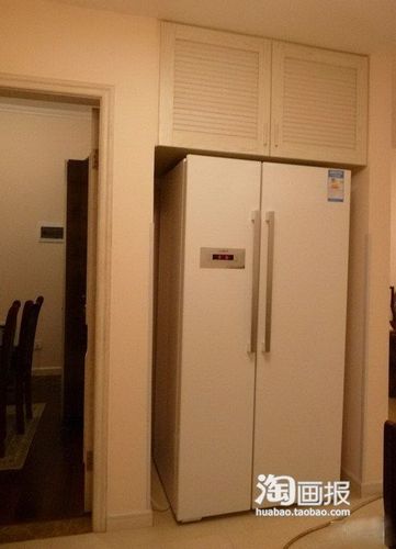 餐桌对面的冰箱,旁边是书房的门.