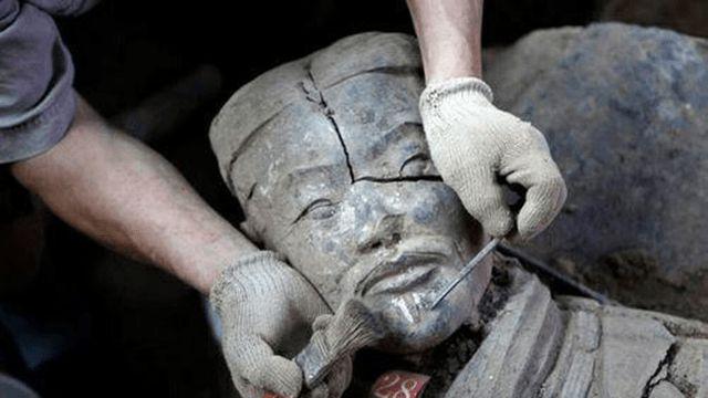 在惋惜其完整性被破坏的同时,人们惊讶地发现这尊兵马俑内部竟是空心