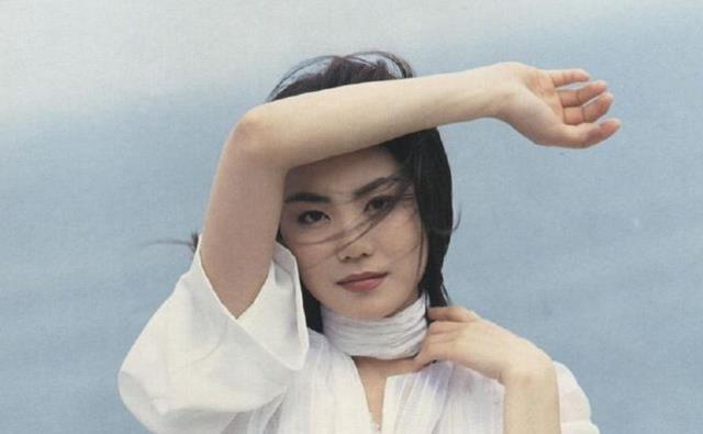 富婆王菲:豪宅遍布香港北京,身家数十亿,但没为谢霆锋高龄产子