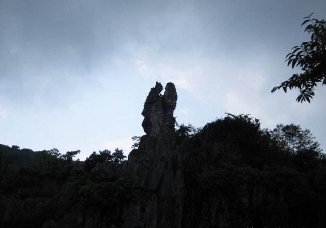 华蓥山的传说之夫妻石旅游景点