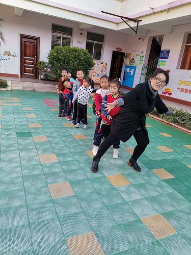 课间小游戏《老鹰捉小鸡》