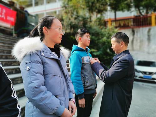 庙坝中学纪念"一二九运动"主题团日活动暨标准化离队入团仪式