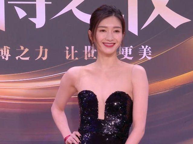 又是红毯!江疏影"上下失守",倪妮大露背,都难敌热巴一