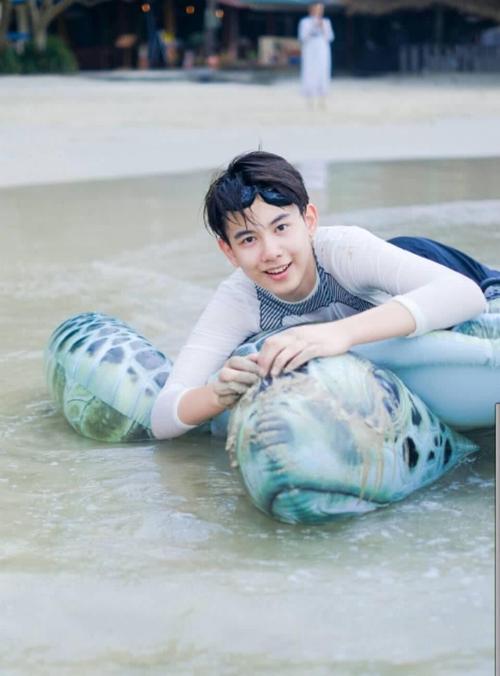 胡先煦认爱刁卓网友同为公布恋情网友对鹿晗先煦态度差异大