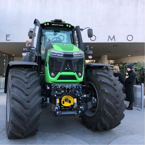 艺术馆外摆放着一辆巨大的道依茨法尔拖拉机,还没进去就感受到强烈的