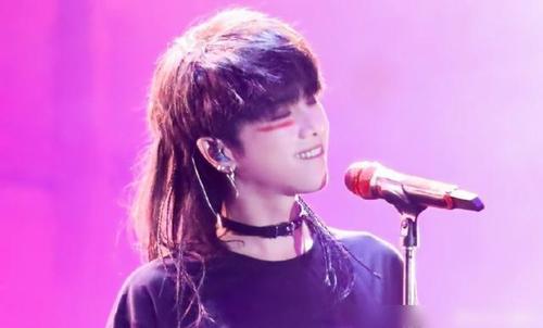 华晨宇新专辑上线24小时销售89万张,其中四首曾在《歌手》演绎!