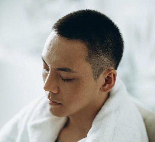 脸型不同,适合的发型也不同 但是男生的发型种类没有女生的那么复杂