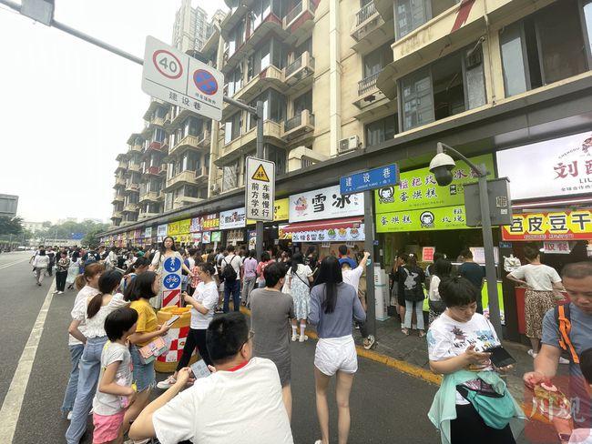 6月12日,端午小长假的第一天,在成都建设路附近的几条"网红"小吃街