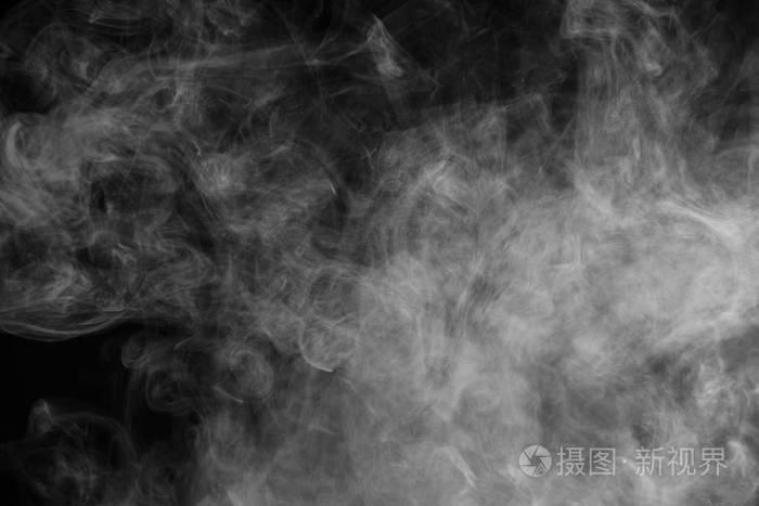 美丽的风暴云孤立在黑色背景上烟雾从香烟vape