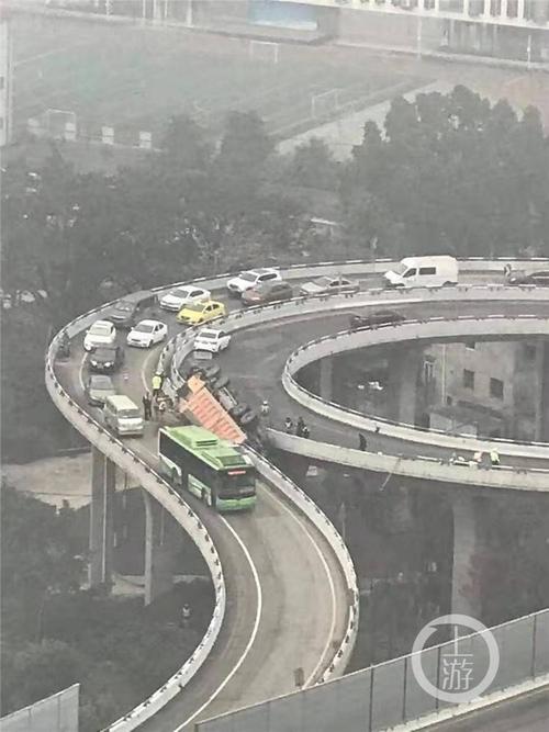 货车在双碑西立交桥侧翻 悬空挂在两匝道间_手机搜狐网