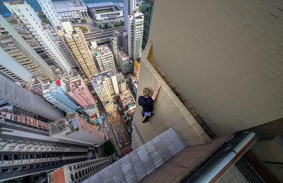 俄罗斯小伙高空跑酷炫特技惊险万分