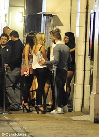 抽烟门后又成焦点 威尔希尔训练场内小便被偷拍