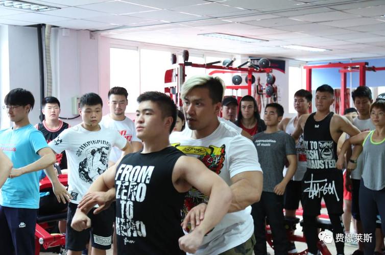 中国最帅肌肉男 泰坦巨肩-周大伟 教你专业摆pose!