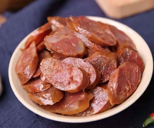 切大块儿加入各种调料搅拌均匀 灌进肠衣里 香肠熟制后食用 风味鲜美