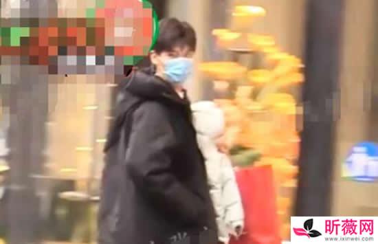 邢昭林恋情曝光 与北电女学生上演浴袍诱惑