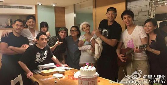 陈建州与儿子一同庆生 王力宏夫妇道贺