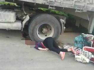 一女子被压大车车轮下…… 小编  赏饭请联系qq: 9915888 戳原文,更有