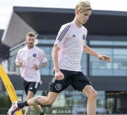 贝克汉姆二儿子踢球代言两不误联赛零进球却比大哥更有出息