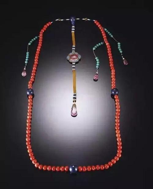 皇帝,皇后才能佩带的东珠朝珠 青金石朝珠,为清代皇帝祭天时佩戴