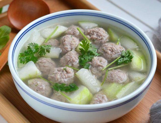 在炎热的夏季,我们家饭桌上,经常都会搭配一大碗冬瓜丸子汤,一家人