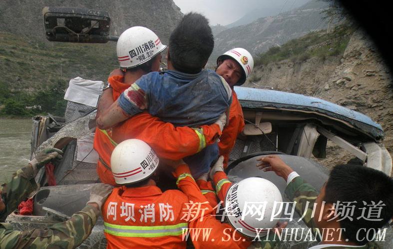 西南地区 四川 四川新闻6月13日,汶川县消防中队官兵和群众救援车祸中