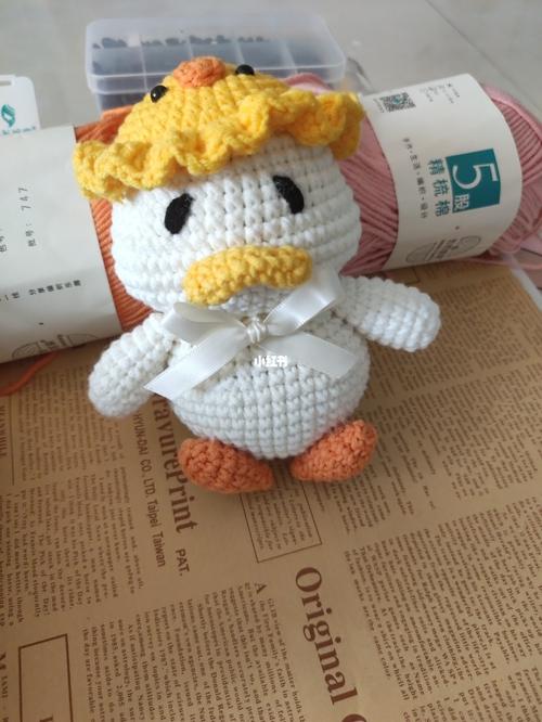 小黄鸭玩偶(附图解)_手工制作_玩偶_钩织_钩针编织_丝带_帽子_领结