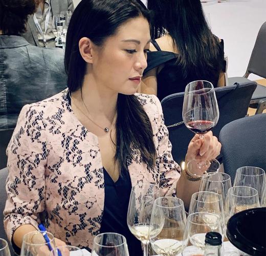 被廖碧儿的气质迷住,穿白色吊带裙清纯优雅,不愧是"微胖女神"