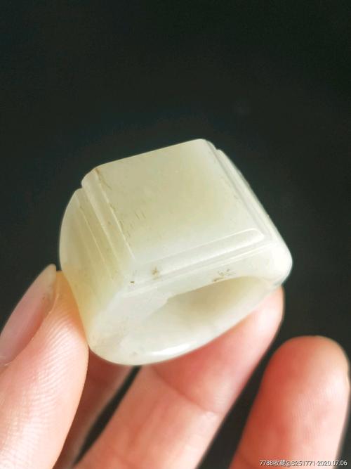 清代和田玉戒指一枚