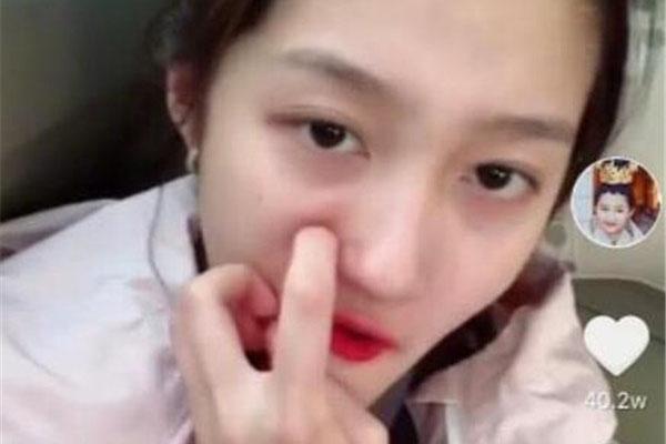 关晓彤直播抠鼻子 原来鹿晗喜欢这一款?