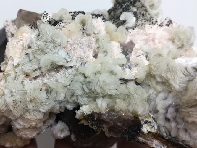 六角片状金黄色方解石和钾长石,水晶共生矿物标本晶体